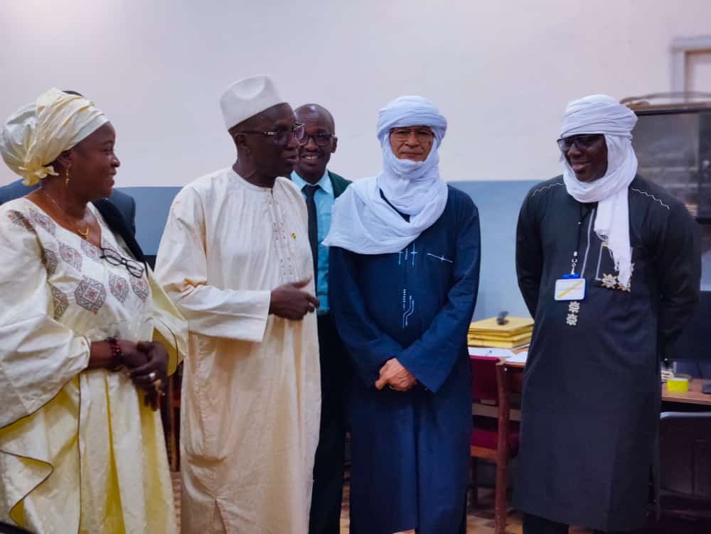 Le Ministre Amadou Sy Savané avec Madame la Directrice, KONE Rakiatou DIA au Lycée Askia Mohamed de Bamako