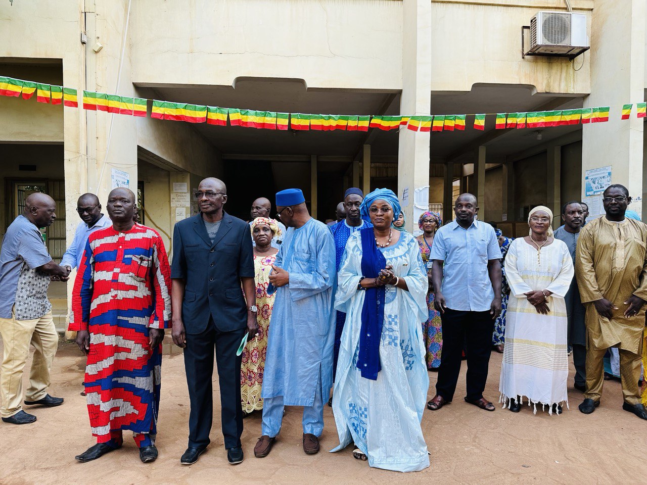 Ce jeudi 21 Septembre 2023 l'Académie d'Enseignement de Bamako Rive Gauche (AE-BRG) célèbre la journée de l'indépendance du Mali. Etaient présents: la Directrice de l'Académie, les DCAP, les proviseurs et les agents de l'académie.